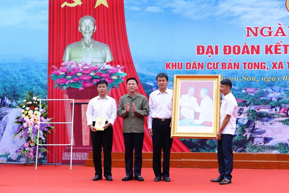 Ông Đỗ Trọng Hưng đã tặng Nhân dân và cán bộ bản Tong bức ảnh Chủ tịch Hồ Chí Minh bắt tay Chủ tịch Tôn Đức Thắng - một biểu tượng cao đẹp, thiêng liêng của khối đại đoàn kết toàn dân tộc.
