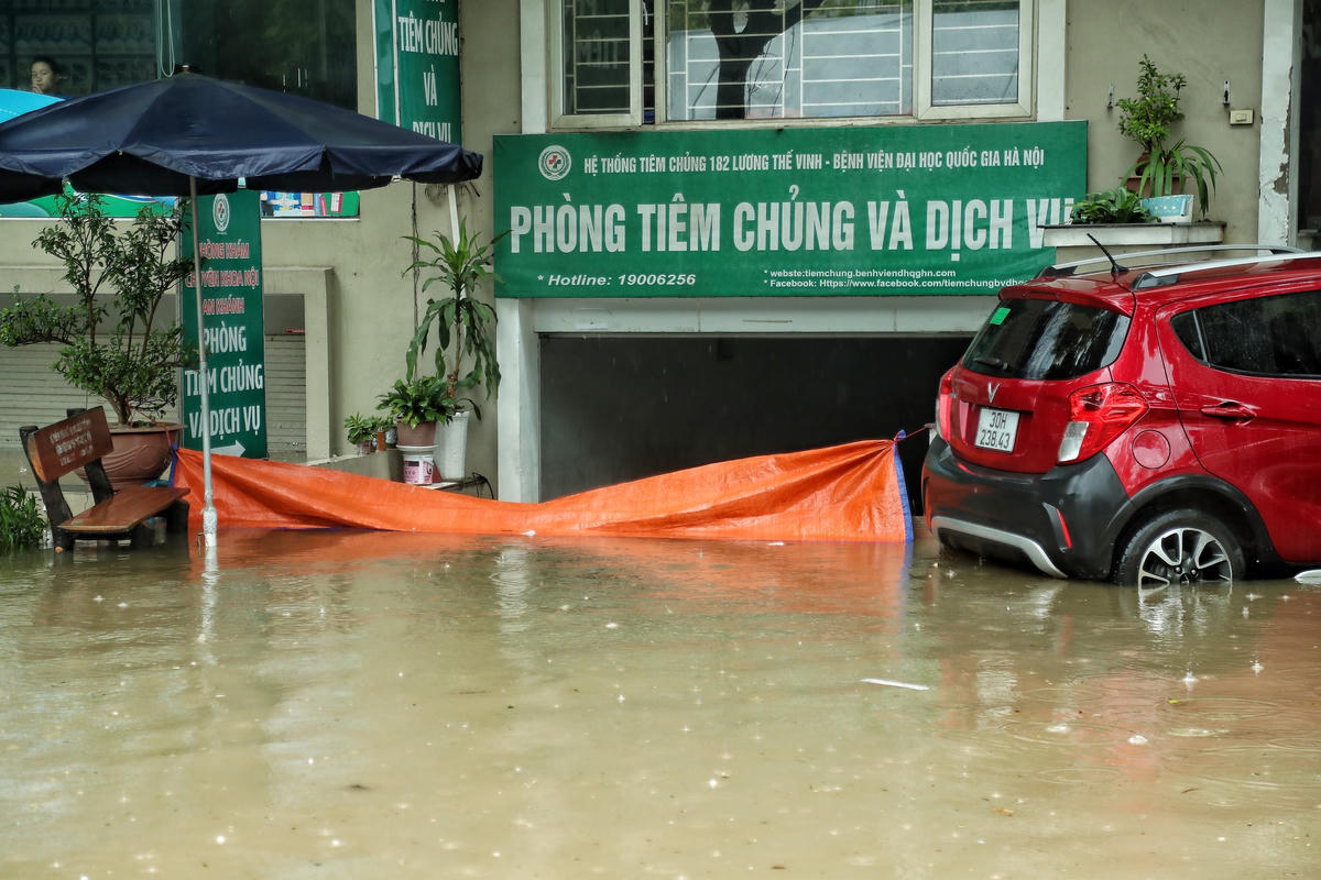 Để tránh nước chảy vào hầm, chủ nhà phải dùng các tấm chắn.