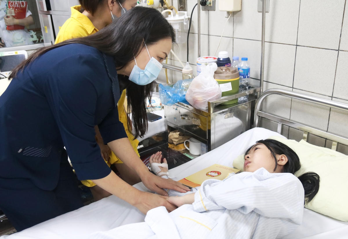 Phó Chủ tịch – Tổng Thư ký Nguyễn Thị Thu Hà thăm hỏi, động viên các nạn nhân là trẻ em trong vụ cháy chung cư mini phố Khương Hạ.