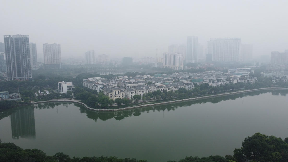 Nhiều ý kiến cho rằng thời tiết của miền Bắc đã vào Thu, song, một số người lại cho rằng Hà Nội mịt mù do ô nhiễm không khí.