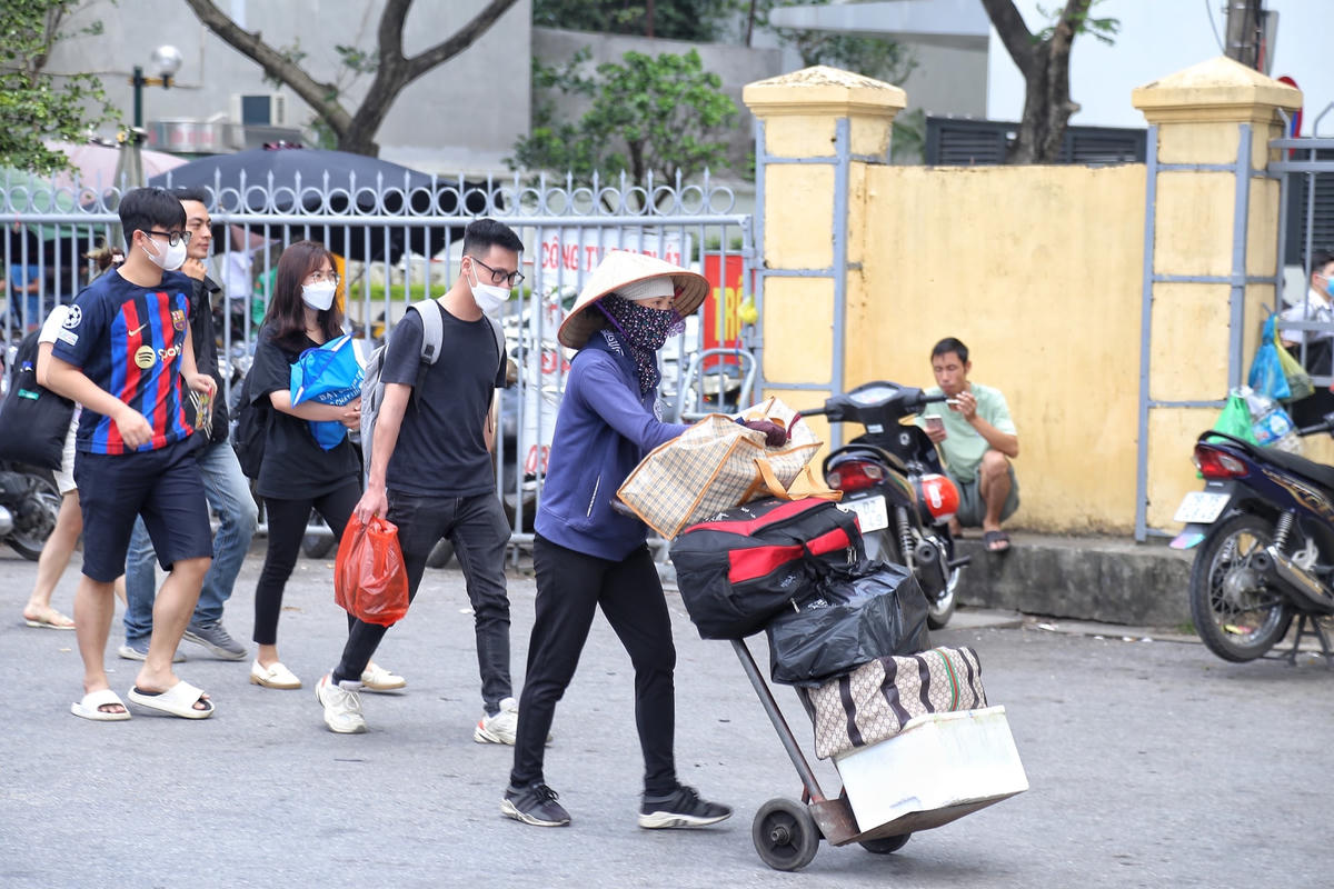 Hầu hết, người dân quay trở lại Hà Nội đều mang rất nhiều đồ đạc.