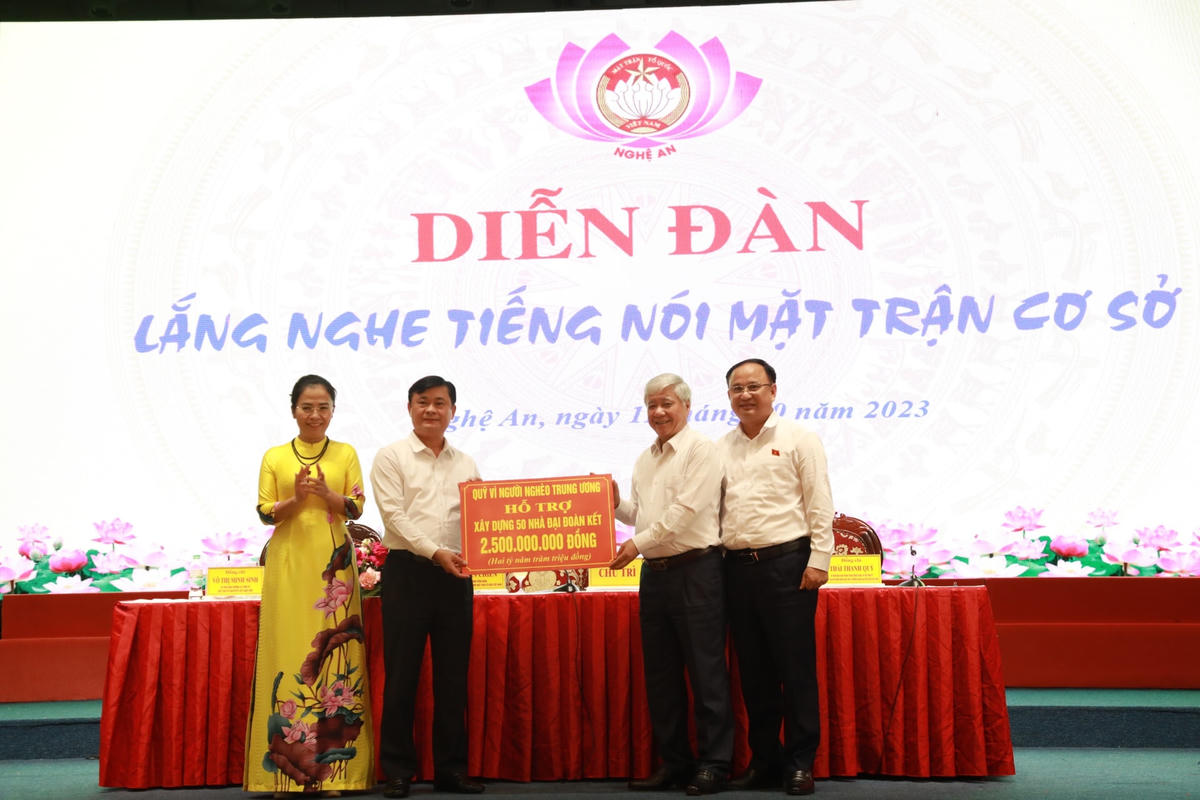 Bí thư Trung ương Đảng, Chủ tịch UBTƯ MTTQ Việt Nam Đỗ Văn Chiến thay mặt Quỹ vì người nghèo Trung ương trao 2,5 tỷ đồng cho tỉnh Nghệ An xây dựng nhà Đại Đoàn kết cho người nghèo. Ảnh: Đ.B