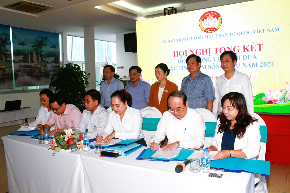 Các tỉnh trong cụm Nam Sông Hậu ký kết thi đua năm 2023.