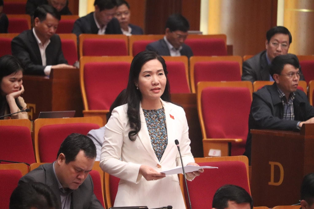 Phó Chủ tịch UBND tỉnh Quảng Ninh Nguyễn Thị Hạnh giải trình làm rõ chất vấn. Ảnh: QMG
