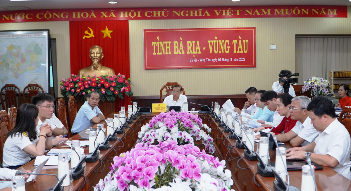 Các thành viên Tổ 997 thảo luận các kiến nghị mà doanh nghiệp đề đạt.