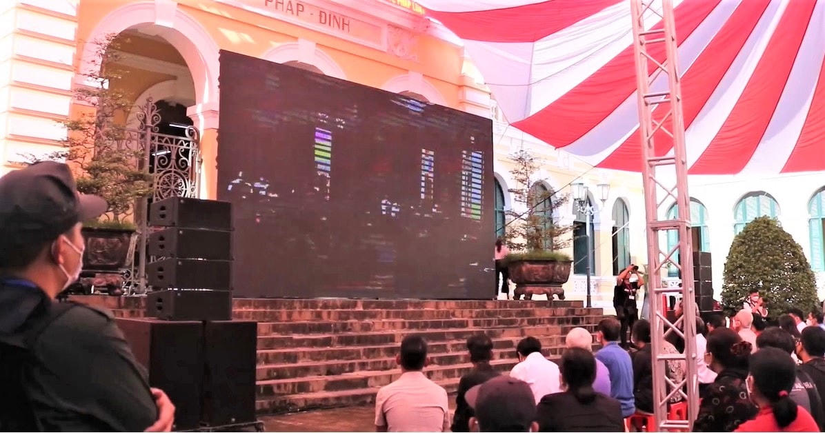 An ninh phiên tòa được thắt chặt, đông đảo người dân theo dõi xét xử vụ án qua màn hình lớn được bố trí ngay trước Tòa án Nhân dân TP HCM.