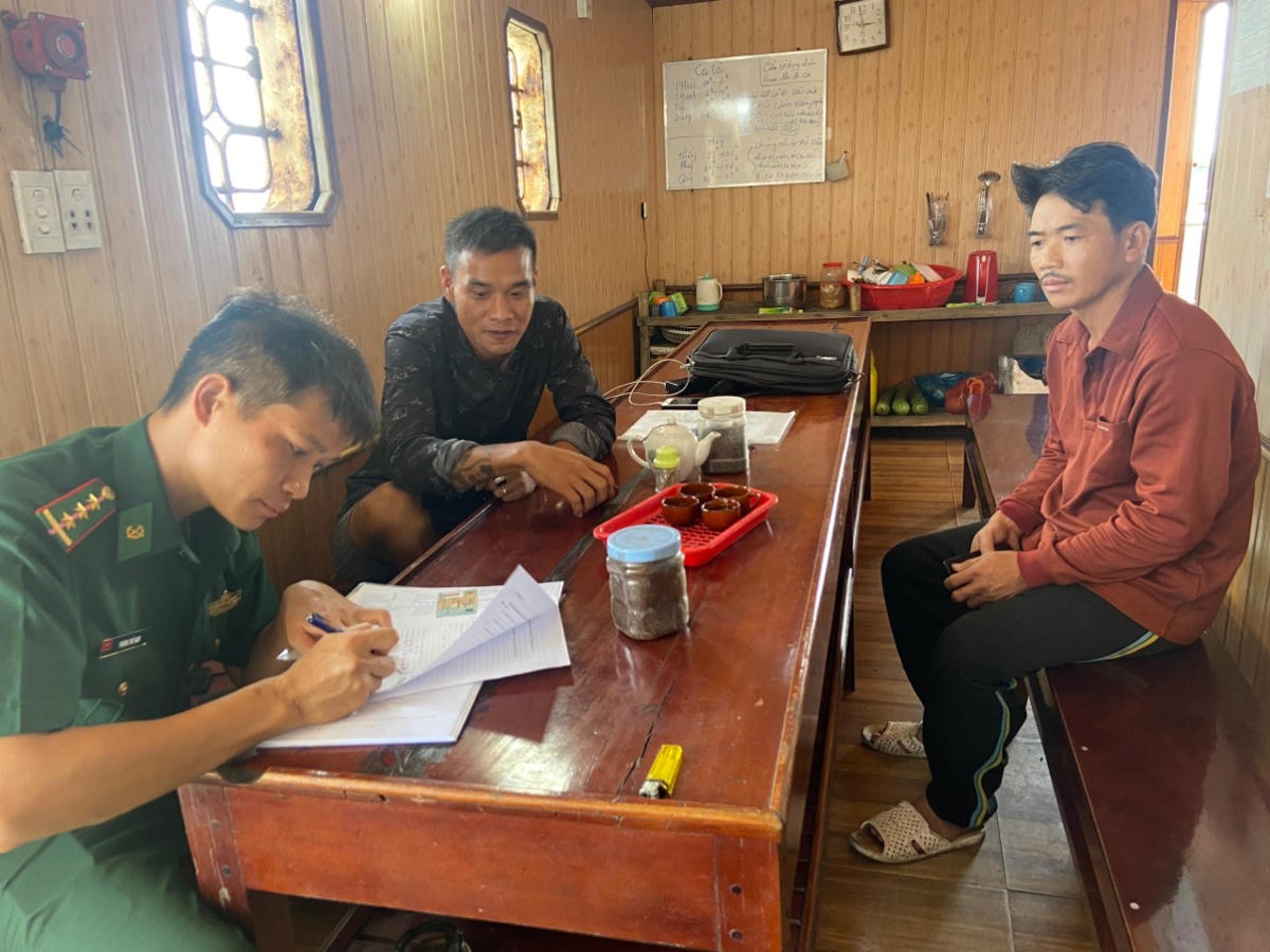 Lực lượng chức năng lấy lời khai của ngư dân gặp nạn.