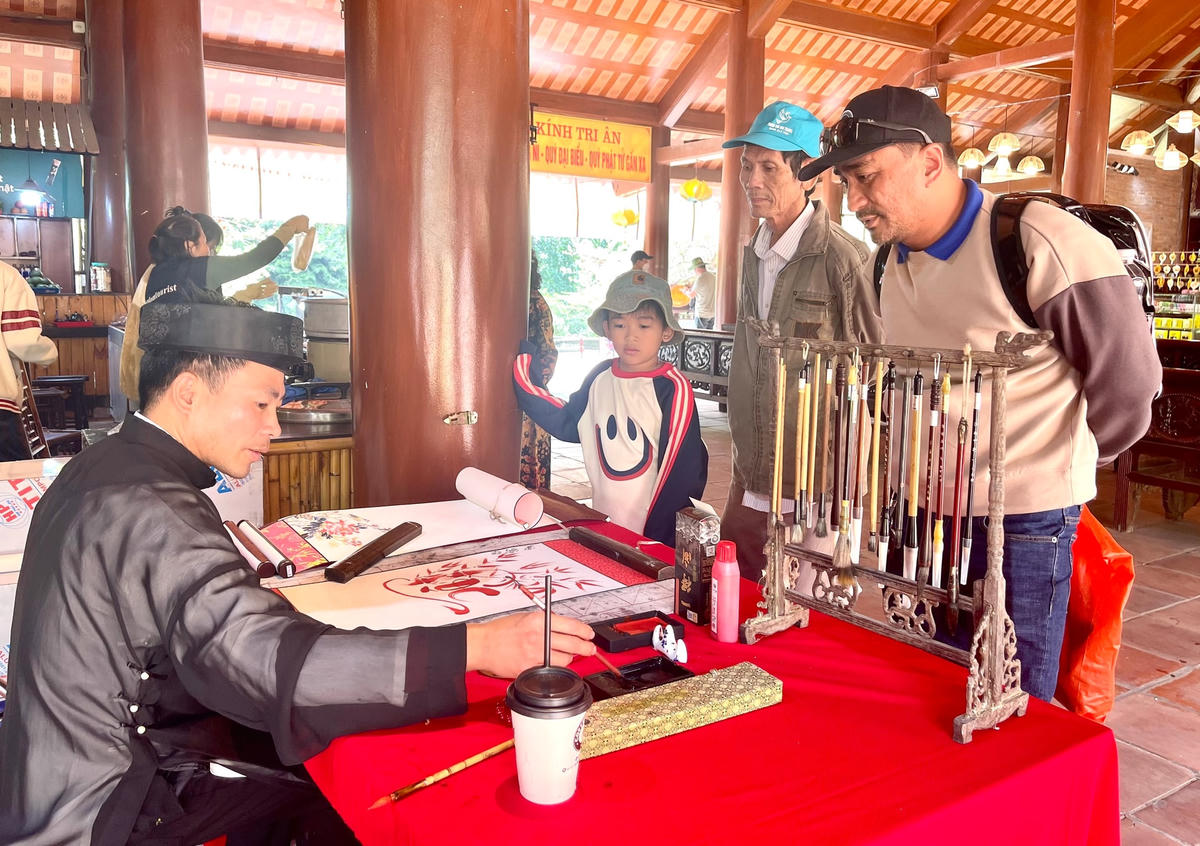 Người dân xin chữ tại đền, chùa trong ngày đầu năm mới.