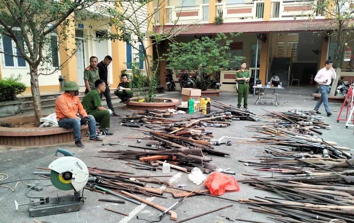 Số vũ khí tự chế và công cụ hỗ trợ người dân giao nộp được tiêu hủy.