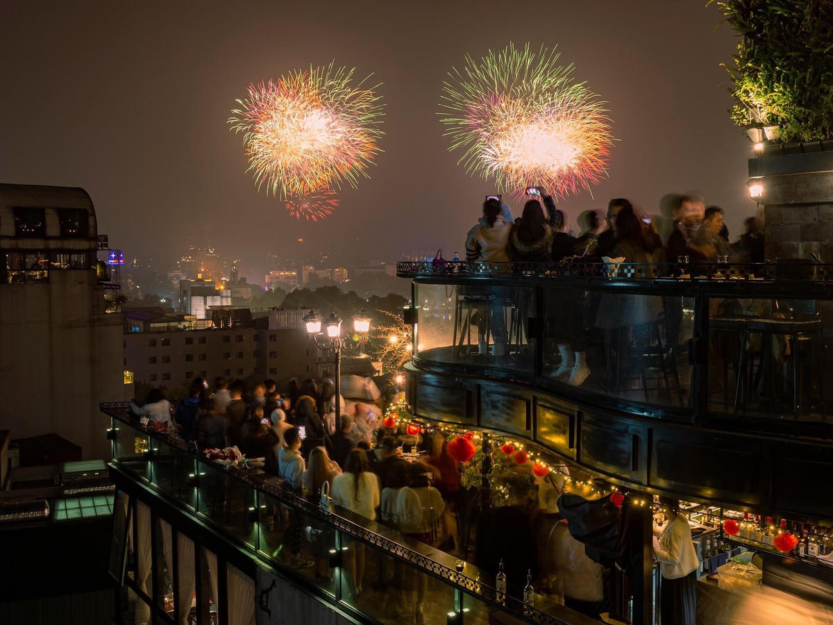 Thế nhưng, bên cạnh thuận lợi, đề xuất mở cửa kinh tế cả đêm cũng đặt ra thách thức cho cơ quan chức năng. Ảnh: Quang Anh. 