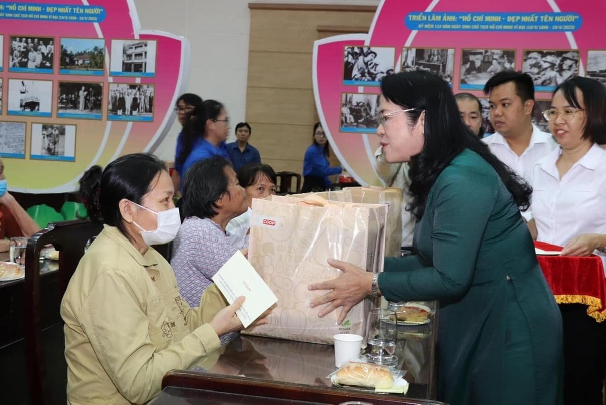 Bà Trần Kim Yến, Chủ tịch Uỷ ban MTTQ Việt Nam TP.HCM trao quà cho các thương binh và người có công với Cách mạng.