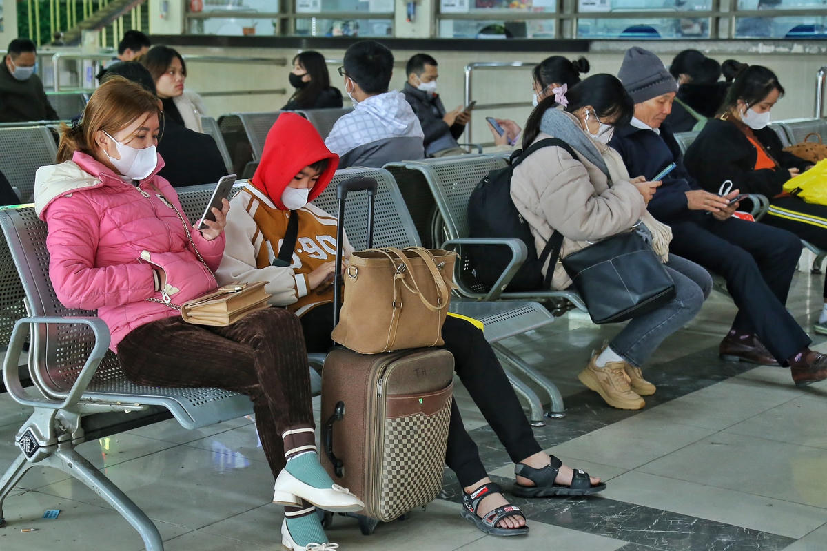 Tại bến xe Mỹ Đình, hành khách ngồi khá đông đúc ở khu vực chờ mua vé về quê dịp nghỉ lễ.