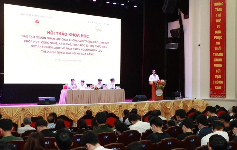 Các đại biểu chủ trì hội thảo.