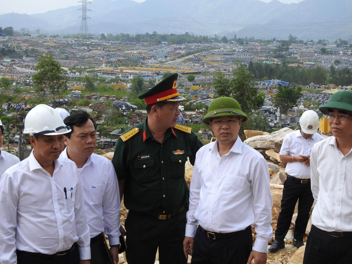 Bí thư Thành ủy Đà Nẵng Nguyễn Văn Quảng (thứ 2 từ trái sang), chỉ đạo khắc phục hậu quả hơn 600 ngôi mộ bị vùi lấp theo phương án khẩn cấp sau mưa lũ. Ảnh: Thanh Tùng.