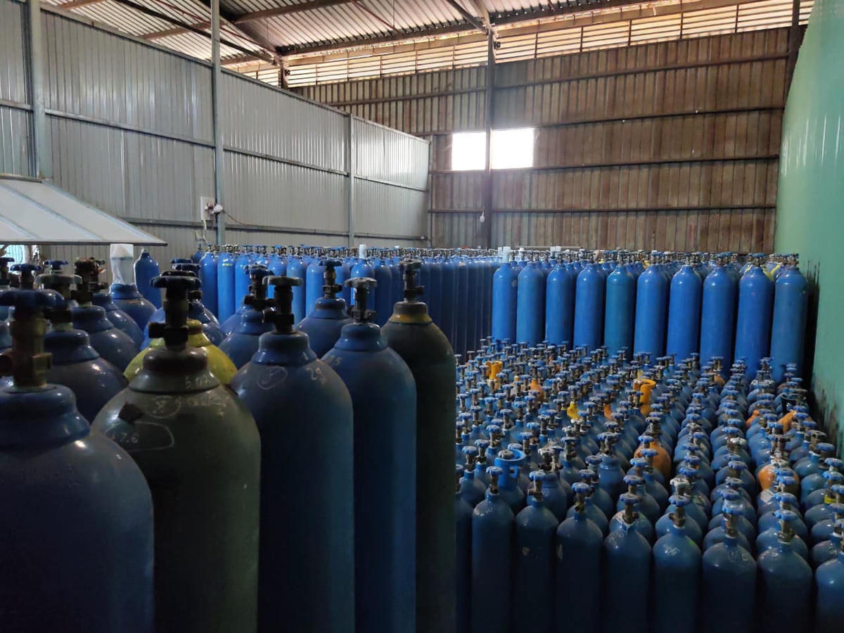 Một kho "khí cười" trên đường Xa lộ Hà Nội, phường Bình Thắng, TP Dĩ An (tỉnh Bình Dương) bị kiểm tra, phát hiện.