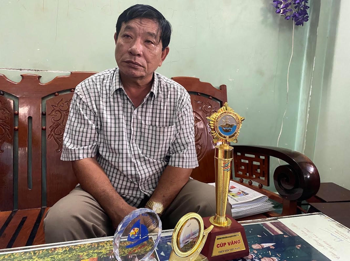 Ngư dân Phạm Trí Thức bên các giải thưởng từng được trao tặng.