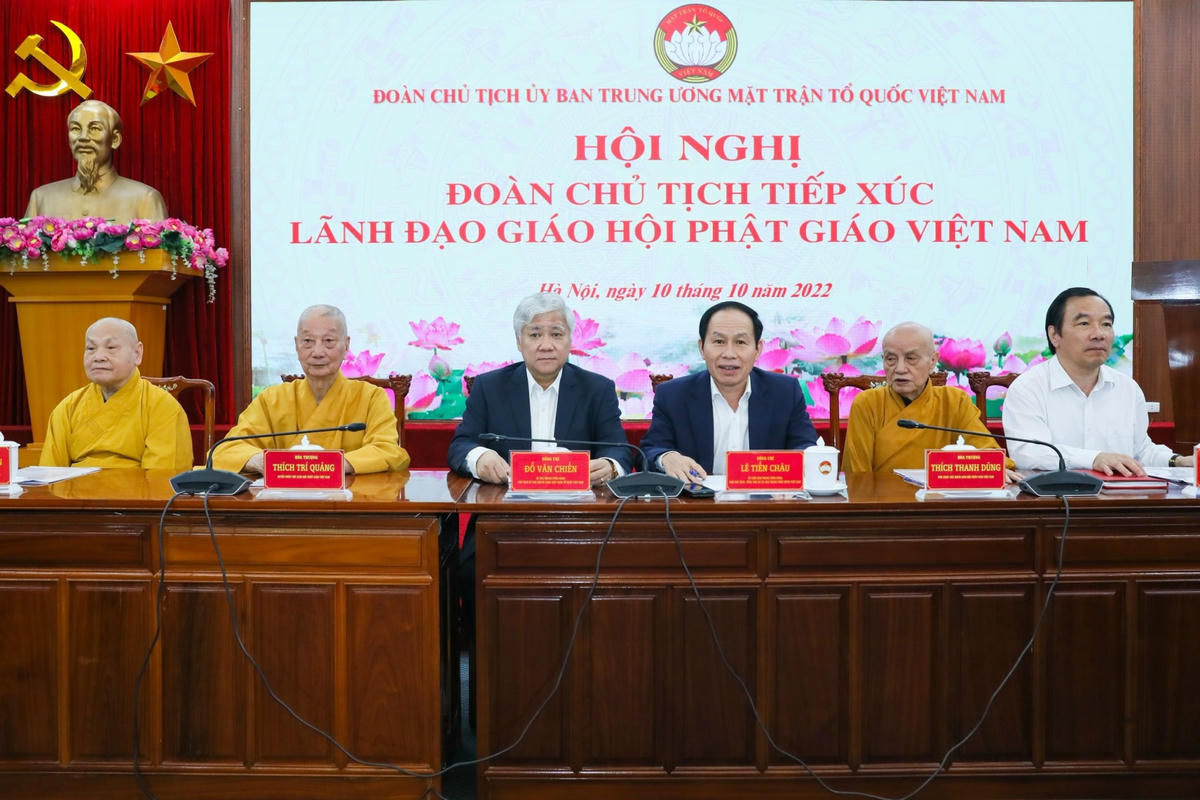 Chủ trì Hội nghị.