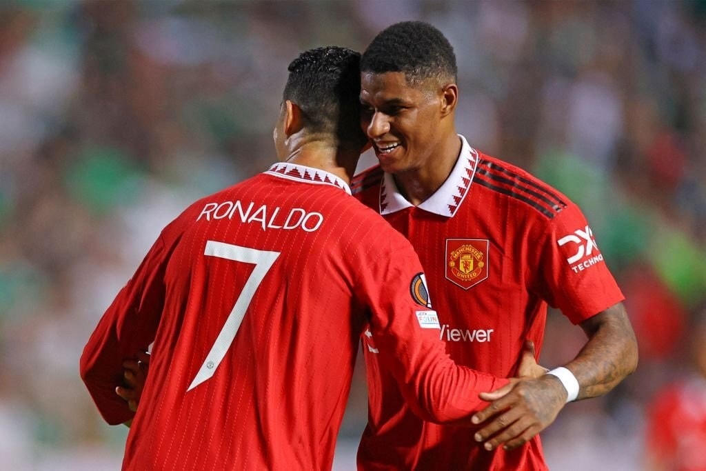 Rashford ăn mừng cùng Ronaldo sau khi nâng tỷ số lên 3-1 (Ảnh: Getty).