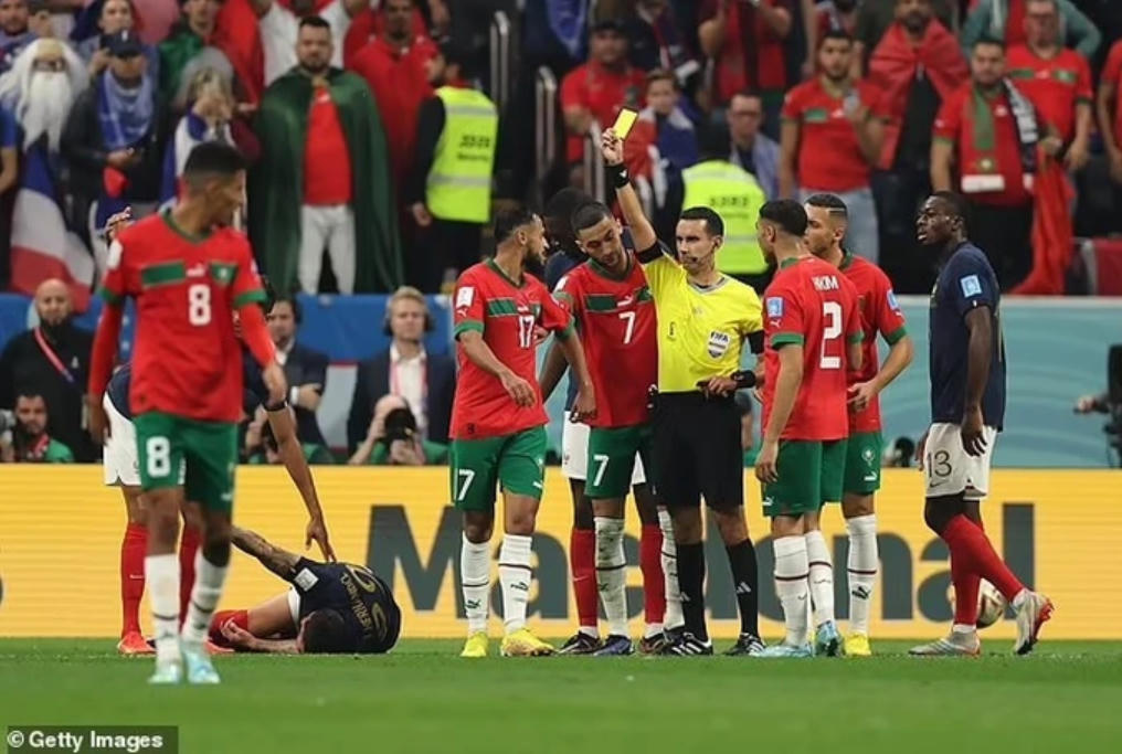 Trọng tài rút thẻ vàng dành cho cầu thủ Boufal vì cho rằng tiền đạo này có hành vi ăn vạ để kiếm phạt đền. Ảnh: Getty.