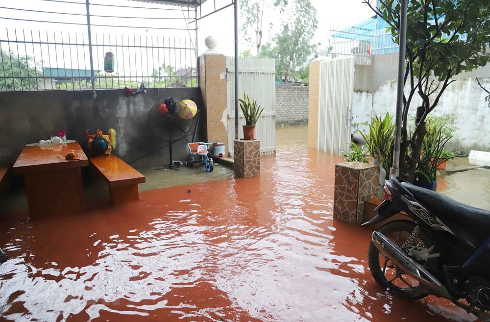 Cổng ngõ, sân nhà của người dân ở huyện Diễn Châu, Nghệ An bị nước ngập sâu. (Ảnh: Xuân Tiến/TTXVN).