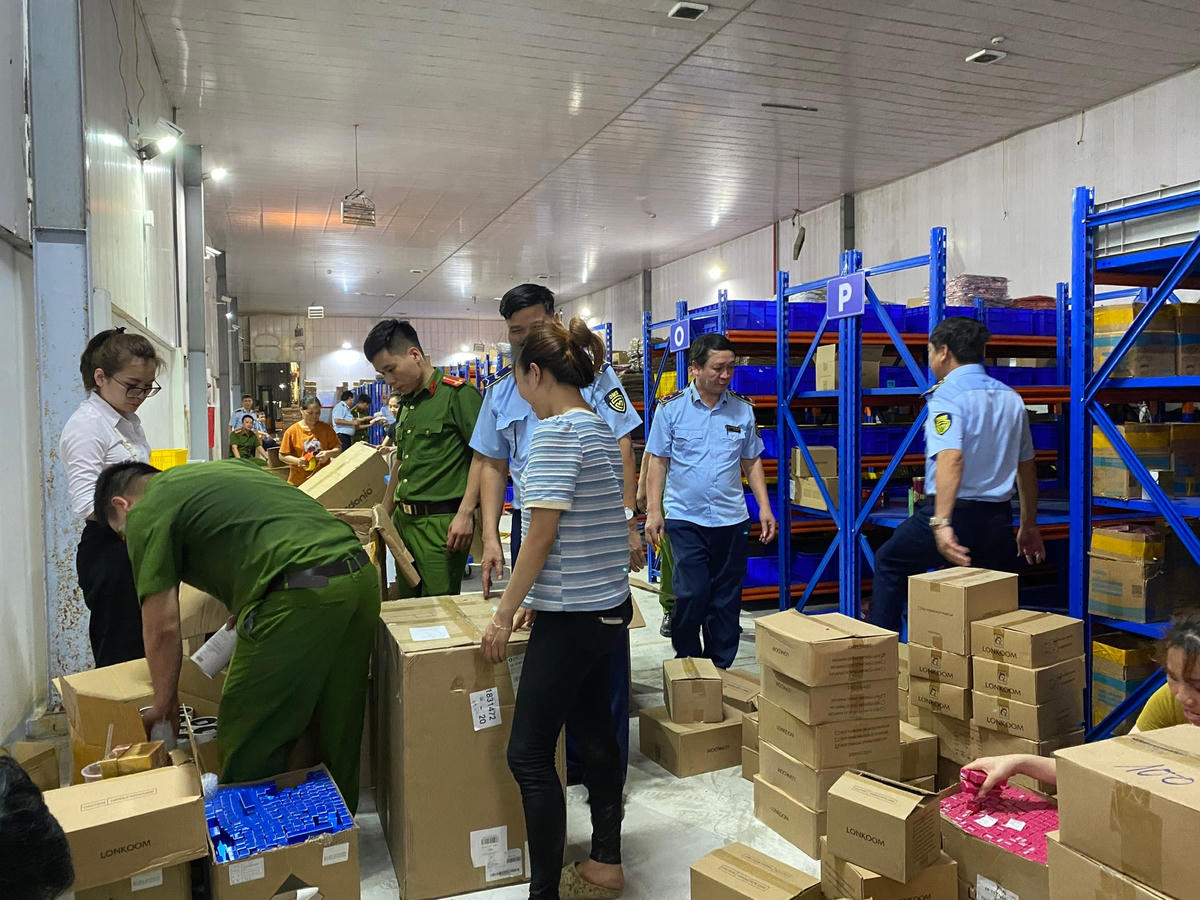 Lực lượng chức năng khám xét kho hàng hóa của Công ty TNHH Việt Tường Thuận. Ảnh, Cục QLTT tỉnh Bắc Ninh.