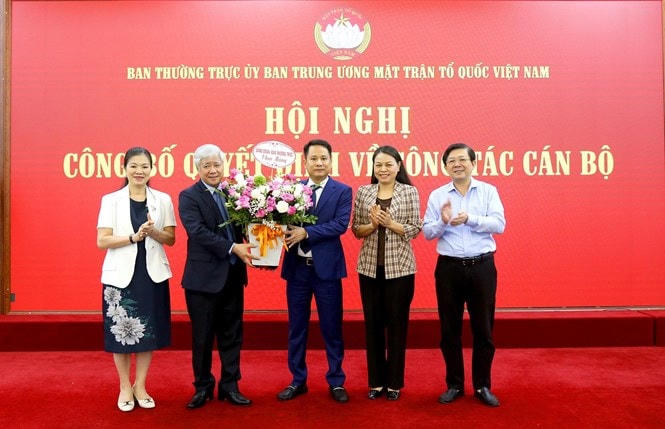 Lãnh đạo Đảng đoàn, Ban Thường trực tặng hoa chúc mừng tân Tổng Biên tập Trương Thành Trung.