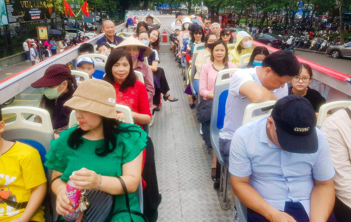 Ngồi ở phía bên trên tầng 2 của xe buýt, người dân có thể ngắm được những hình ảnh đẹp của Thủ đô bằng góc nhìn trên cao.