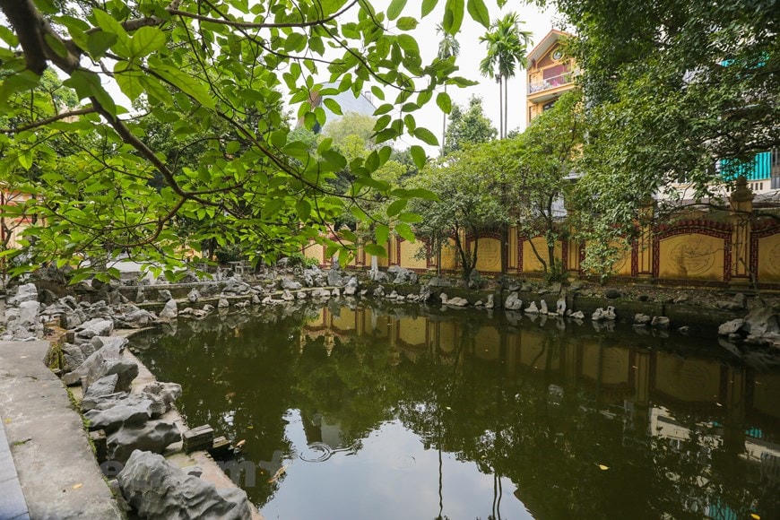 Bên trong chùa Võng Thị - một ngôi chùa cổ có từ thời Lý, nằm ven hồ Tây. Ảnh: TTXVN.  