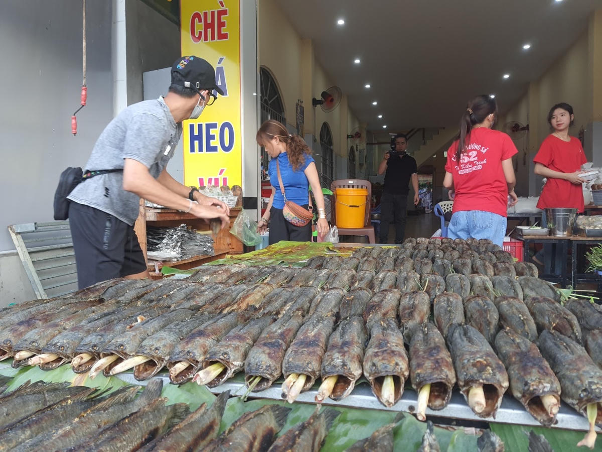 Ngoài heo quay, cá lóc nướng là món ăn không thể thiếu trong mâm cỗ vía Thần Tài nên mặt hàng bán rất “chạy”.Mới sáng sớm những tiệm bán cá lóc nướng ở đường Võ Thị Sáu, Phường 3 rất đông khách đến mua, chủ tiêm cho biết đã chuẩn bị 1.000 con cá lóc nướng bán sạch trọng sáng ngày hôm nay. "Giá bình thường khoảng 110.000-120.000/con nhưng ngày vía Thần Tài vật giá tăng nên tiệm cũng bán tăng thêm từ 10.000 đến 20.000 đồng/con. Tôi nướng từ 3h sáng đến hơn 8h đã hết sạch", chủ sạp cá lóc nướng phấn khởi nói. Người mua vây kín một tiệm bán bánh báo ở chợ phường 3, TP Bạc Liêu.Người dân quan niệm cúng banh bao ngày vía Thần Tài sẽ mang lại nhiều may mắn.Ngoài ra, bánh bao, bánh bò, bánh da lợn, bánh bông lan cũng bán rất đắt. Nếu như ngày thường chỉ có vài điểm bán và số lượng không nhiều nhưng trong ngày vía Thần Tài, xuất hiện nhiều điểm bán bánh với số lượng lớn.  Nếu đến mua trễ sẽ không còn bánh để mua.