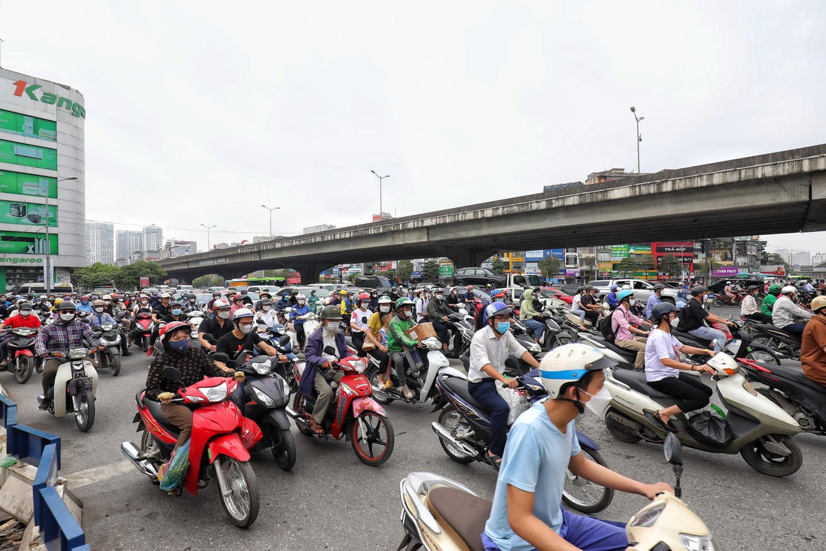 Các tuyến đường lớn vào trung tâm Hà Nội như Nguyễn Trãi, Tố Hữu, Láng, Lê Văn Lương,... đã có dấu hiệu ùn tắc cục bộ ngay từ sáng sớm.