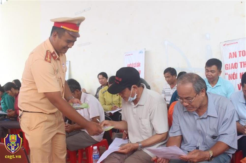 Cảnh sát giao thông phát cẩm nang tuyên truyền tác hại của rượu bia khi tham gia giao thông. Ảnh: Cục Cảnh sát giao thông.