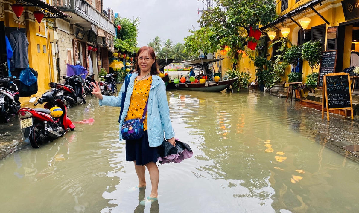 Du khách chụp ảnh lưu niệm tại tuyến đường Lê Lợi, TP Hội An.