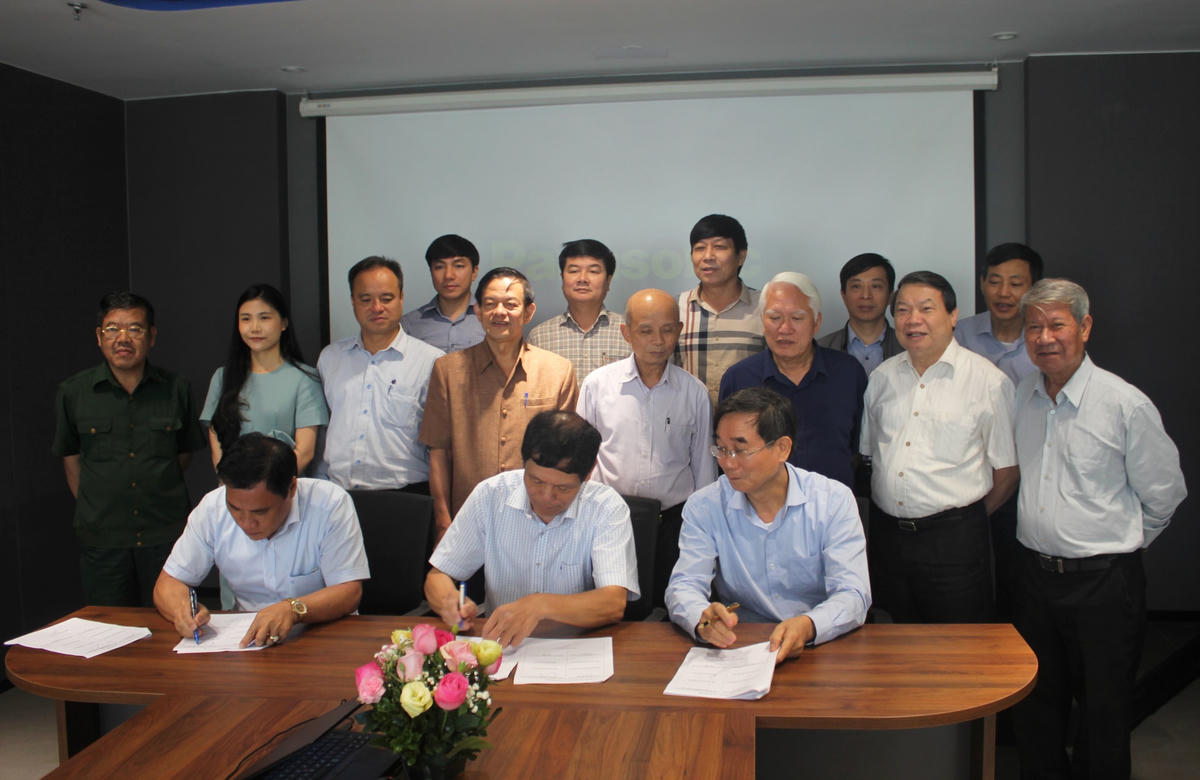 Các thành viên Cụm thi đua lĩnh vực kinh tế ký kết giao ước thi đua năm 2023.