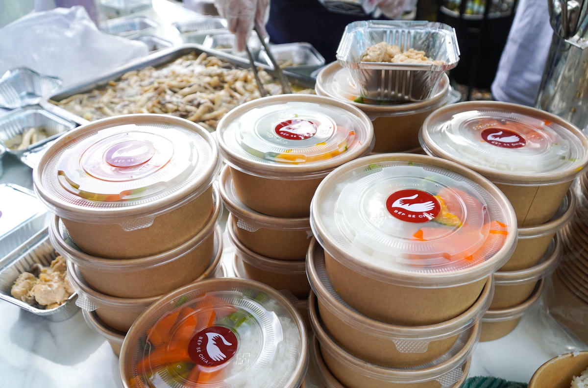 Hộp cơm được đóng gói cẩn thận.