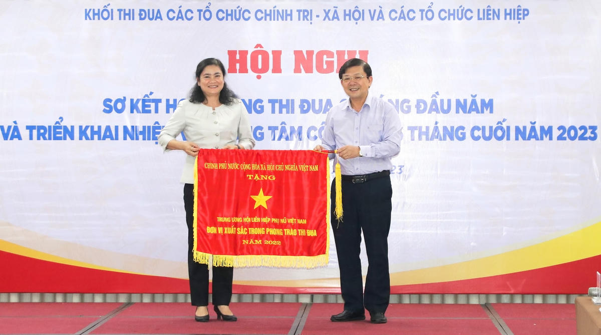 Phó Chủ tịch Nguyễn Hữu Dũng trao Cờ Thi đua của Chính phủ cho Trung ương Hội Liên hiệp Phụ nữ Việt Nam.