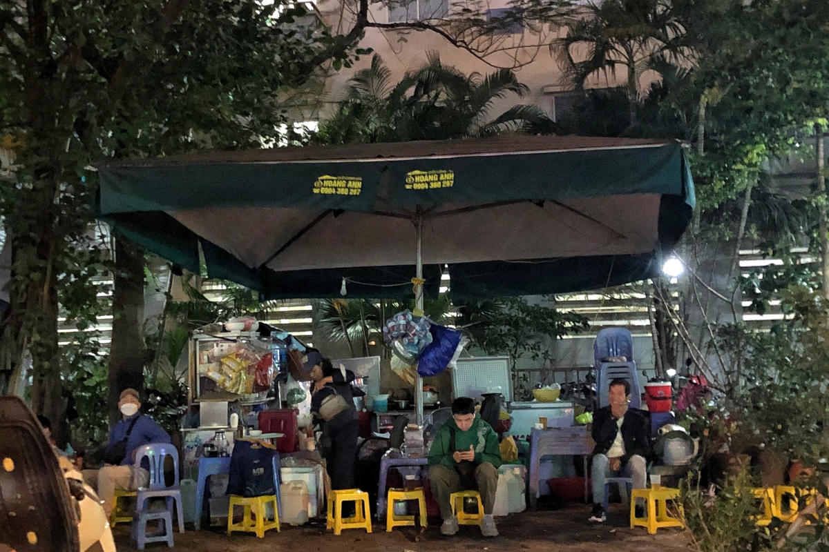 Vỉa hè vốn là nơi dành cho người đi bộ thì nay bỗng biến thành hàng quán bừa bộn, nhếch nhác mất mỹ quan đô thị.