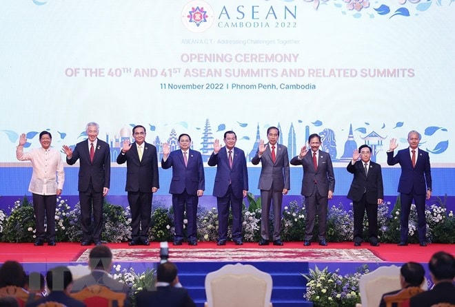 Thủ tướng Phạm Minh Chính và trưởng đoàn các nước ASEAN chụp ảnh chung tại Lễ khai mạc. (Ảnh: Dương Giang/TTXVN).