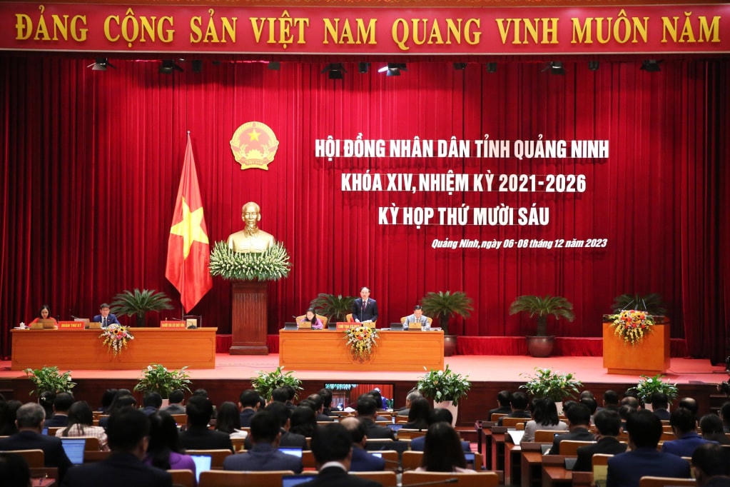 Đồng chí Nguyễn Xuân Ký, Ủy viên Trung ương Đảng, Bí thư Tỉnh uỷ, Chủ tịch HĐND tỉnh, điều hành phiên chất vấn.