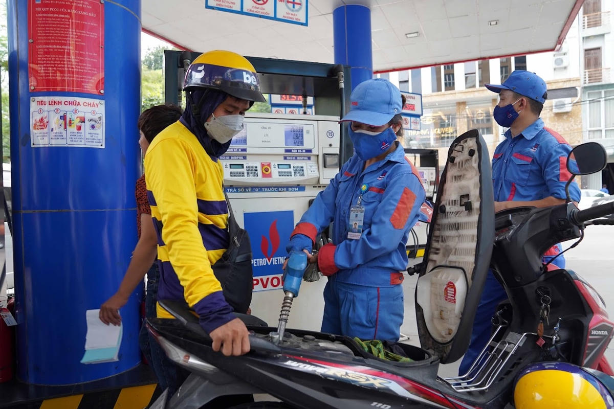 Giá xăng điều chỉnh tăng từ 19 giờ ngày 30/1. Ảnh: Quang Vinh.