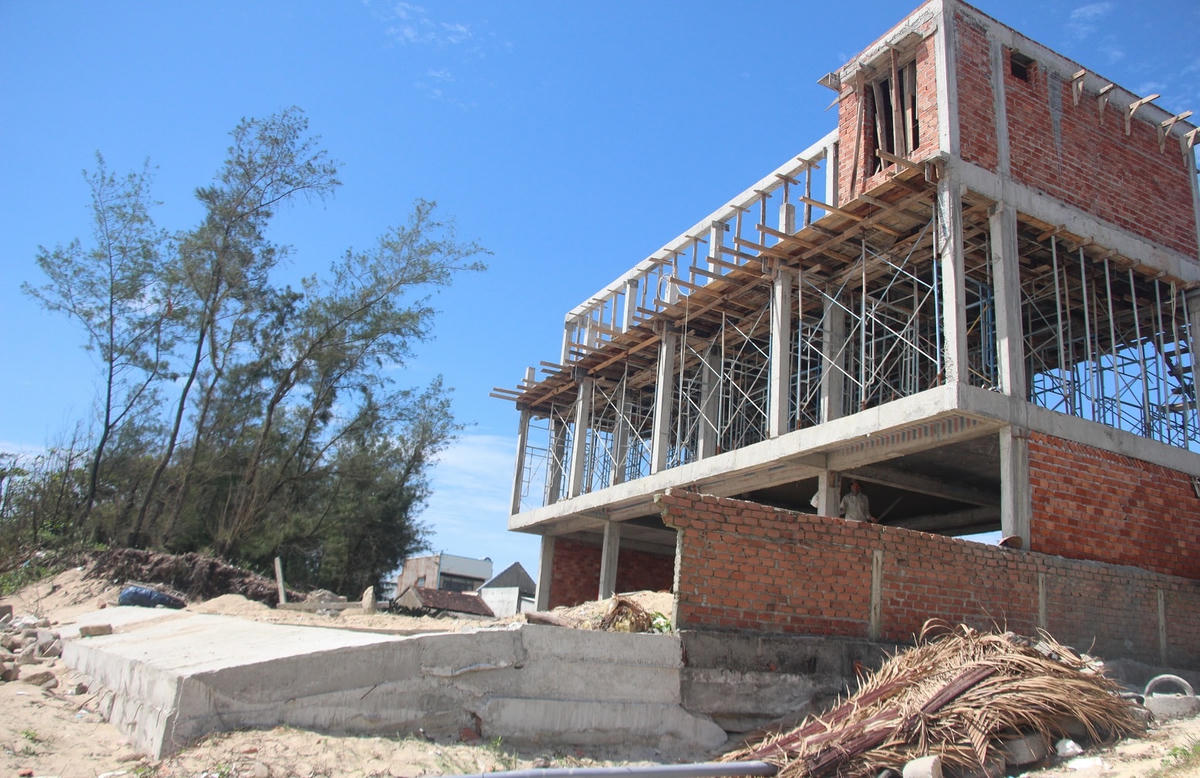 Người mua đất xây công trình kiên cố sát bờ biển.