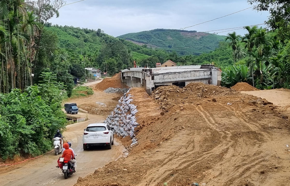 Công trình dang dở các phương tiện lưu thông qua lại đi bằng đường phụ.