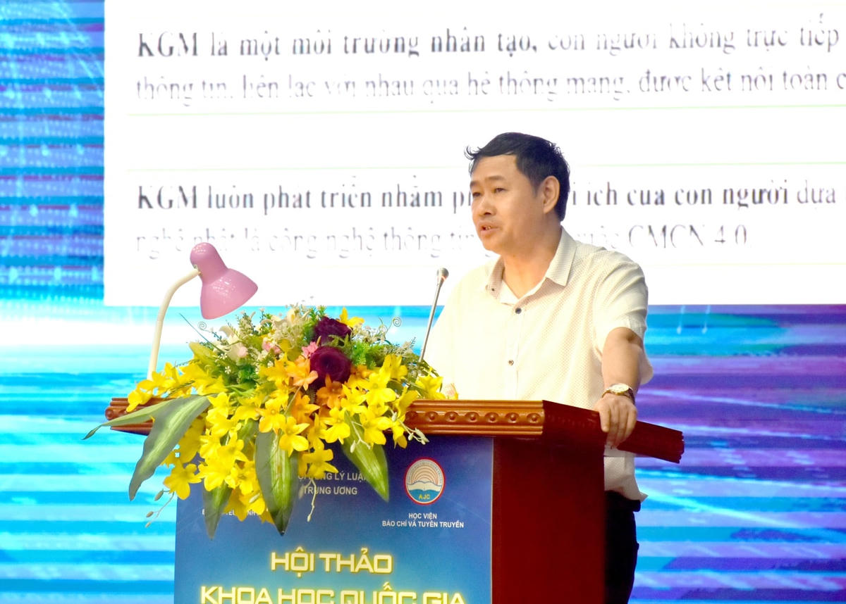 Đại tá, PGS,TS. Nguyễn Tùng Hưng, Phó Tư lệnh BTL 86, Bộ Quốc phòng tham luận tại Hội thảo chủ đề: “Một số vấn đề đặt ra trong bảo vệ tổ quốc trên không gian mạng”.