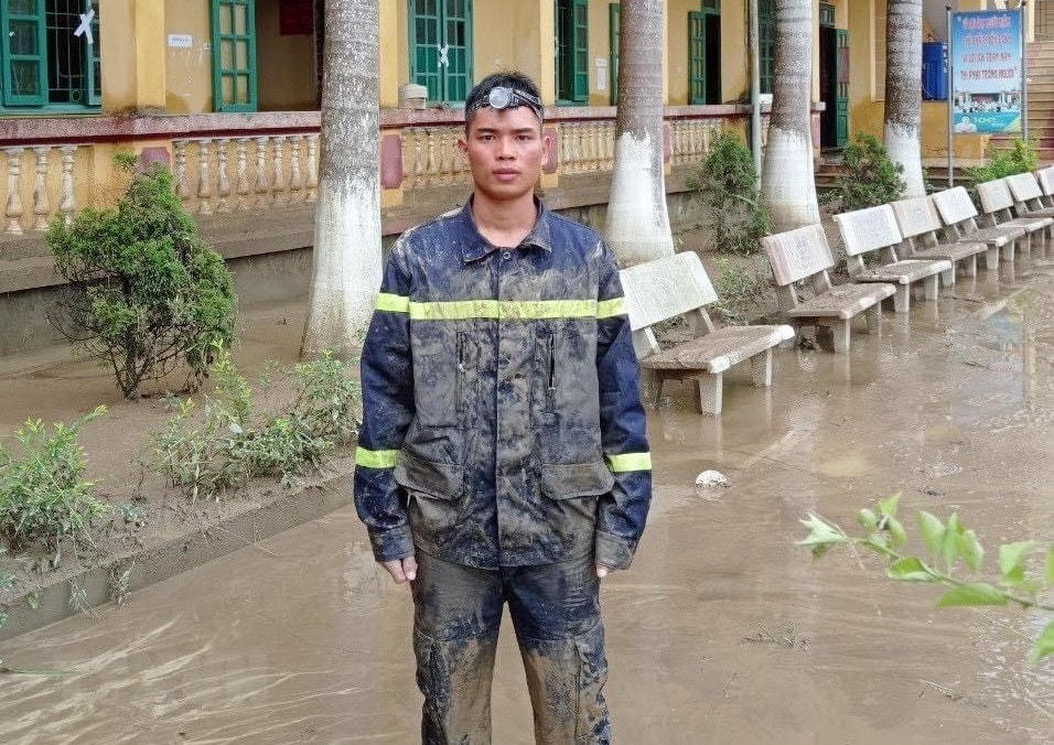 Chiến sĩ Quan Ngọc Hoàng ứng cứu hơn 100 em học sinh bị cô lập do mưa lũ tại Trường Trung học phổ thông Lâm Bình, tỉnh Tuyên Quang. Ảnh: TTXVN.