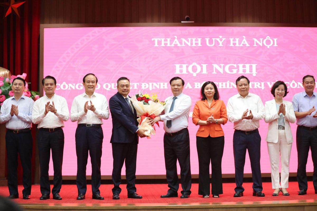 Bí thư Thành ủy Hà Nội Đinh Tiến Dũng và tập thể Ban Thường vụ Thành ủy Hà Nội chúc mừng ông Trần Sỹ Thanh.