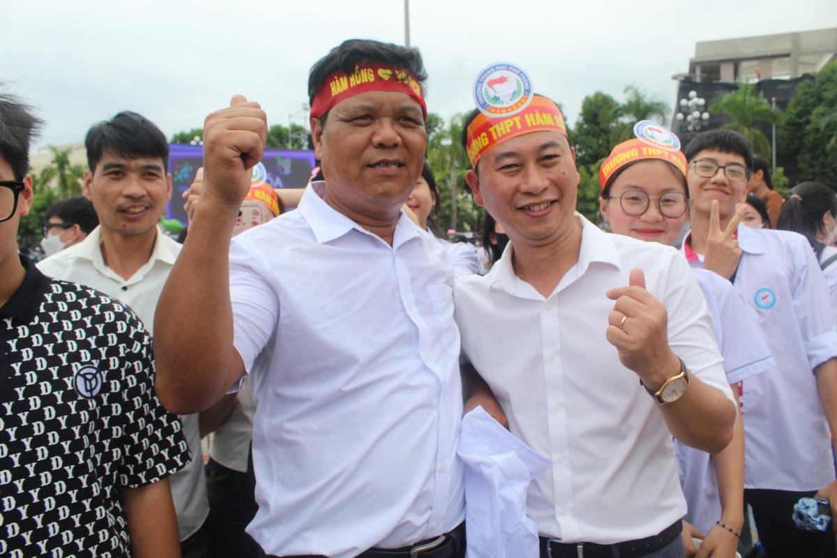 Ông Lê Xuân Bình, bố của Xuân Mạnh vui mừng, hứa sẽ liên hoan khi con trai trở về.