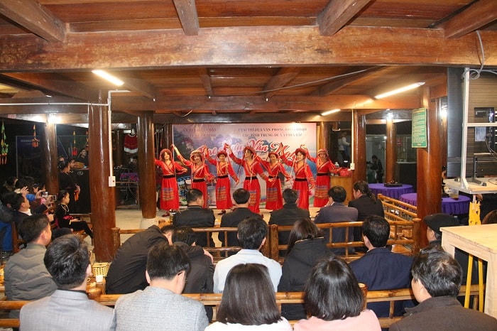 Khách du lịch được tham gia thưởng lãm các hoạt động văn nghệ bản sắc văn hóa tại nhà sàn truyền thống homestay.