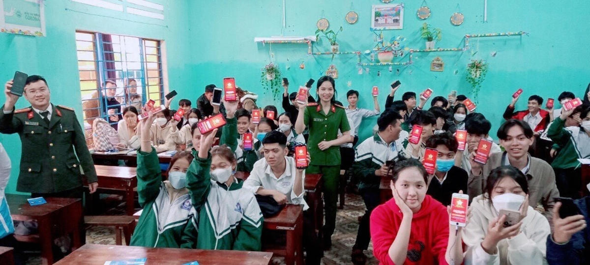 Một góc quang cảnh công dân được hướng dẫn cài đặt tài khoản VNelD.