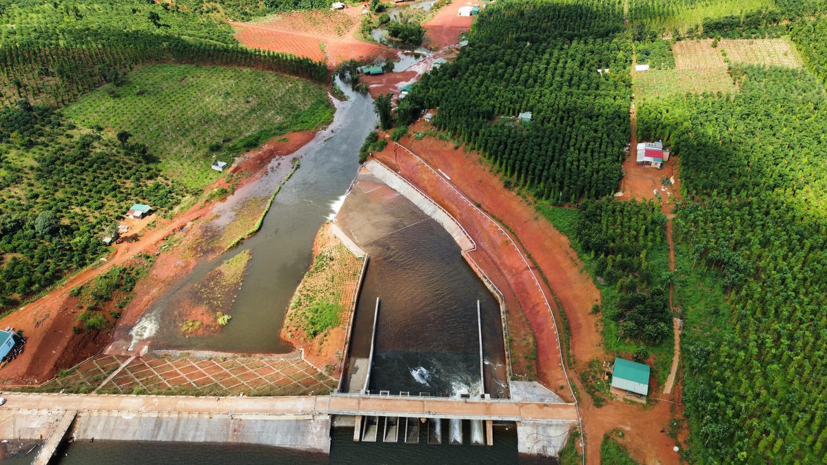 Hồ thủy lợi Đắk N'ting với dung tích hơn 2,1 triệu m3 nước đang xảy ra sự cố nứt nẻ, sạt trượt, có nguy cơ vỡ đập.
