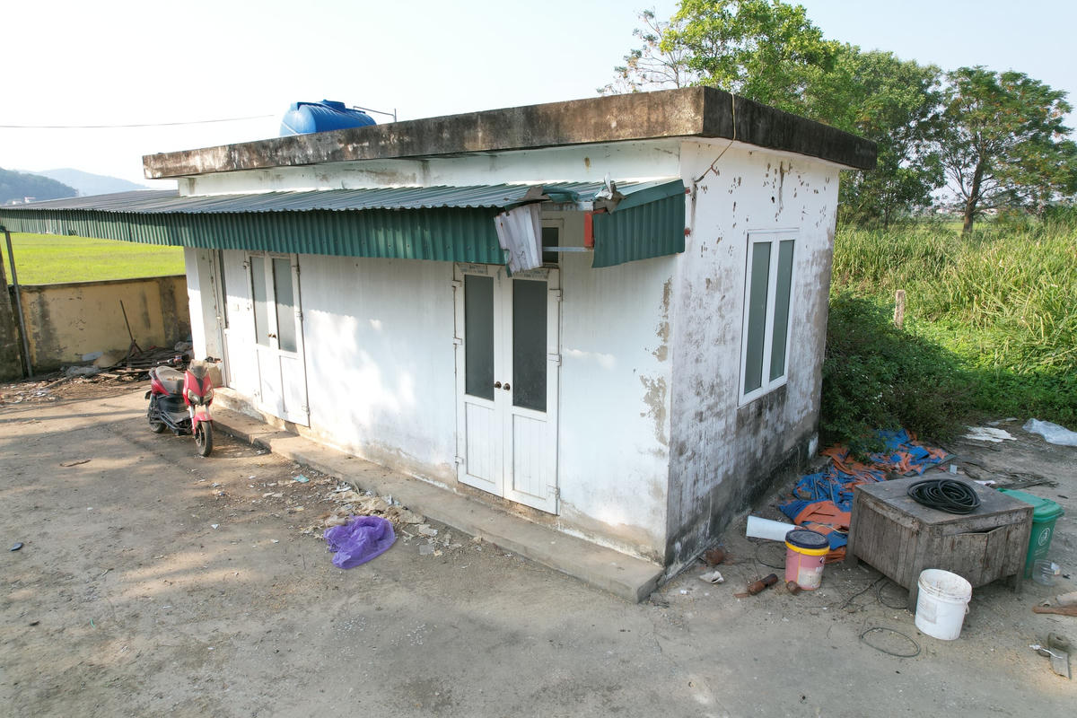 Khu nhà bảo vệ phía bên ngoài cũng trong tình trạng cửa đóng then cài. Theo ông Phạm Duy Tấn, Chủ tịch UBND xã Đại Lộc thì theo thiết kế, lò đốt rác này có công suất tiêu thụ khoảng 12 tấn/ngày đêm. Tuy nhiên khi đưa vào sử dụng thì chỉ đạt công suất 5 - 6 tấn/ngày đêm.