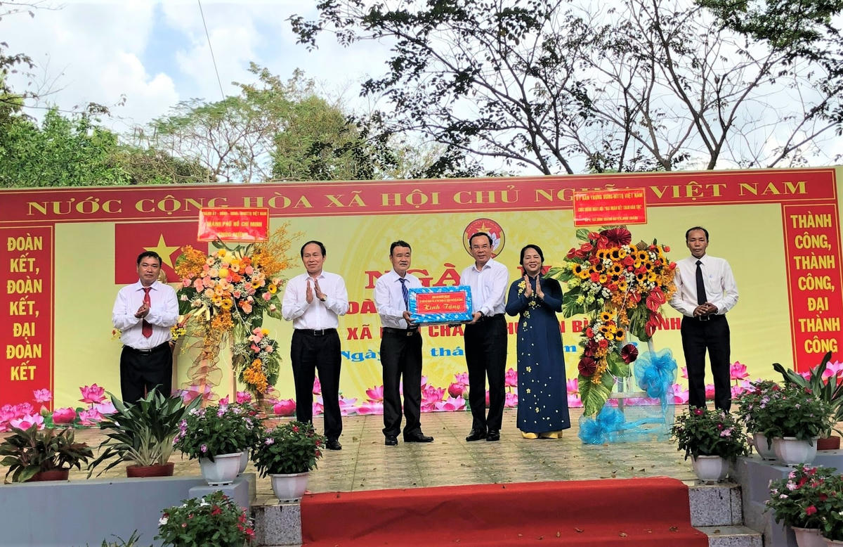 Bí thư Thành ủy TPHCM Nguyễn Văn Nên; Ủy viên Trung ương Đảng, Phó Chủ tịch - Tổng Thư ký UBTƯ MTTQ Việt Nam Lê Tiến Châu chúc mừng Ấp 1 tại Ngày hội. Ảnh: Hồng Phúc.